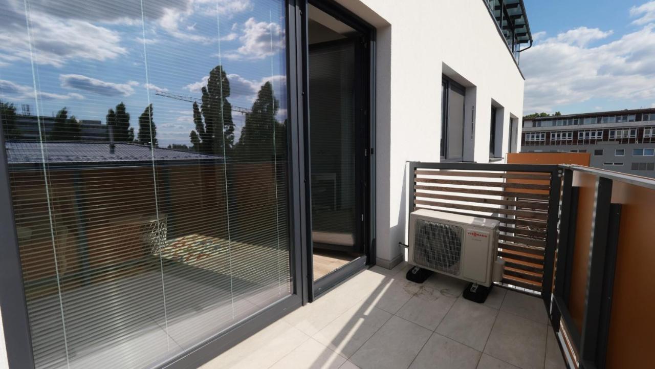 Air-Conditioned, 2 Room Apartment With Terrace Pressburg Exterior foto