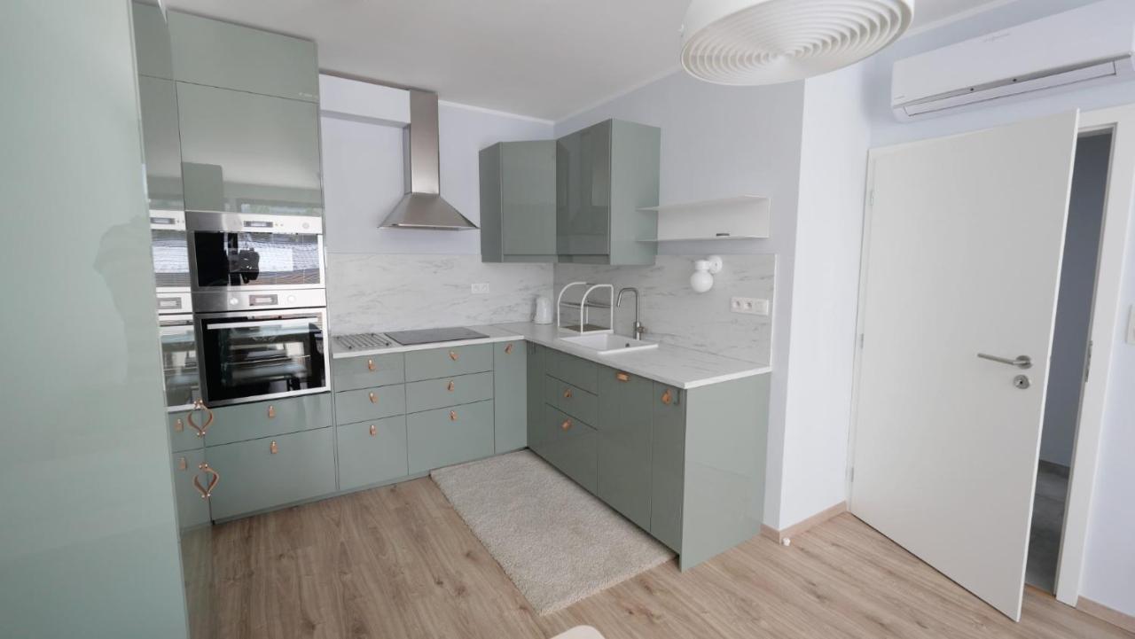 Air-Conditioned, 2 Room Apartment With Terrace Pressburg Exterior foto