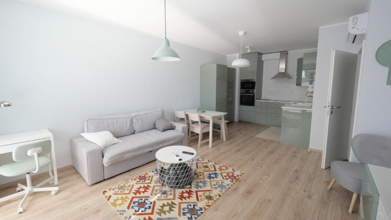 Air-Conditioned, 2 Room Apartment With Terrace Pressburg Exterior foto