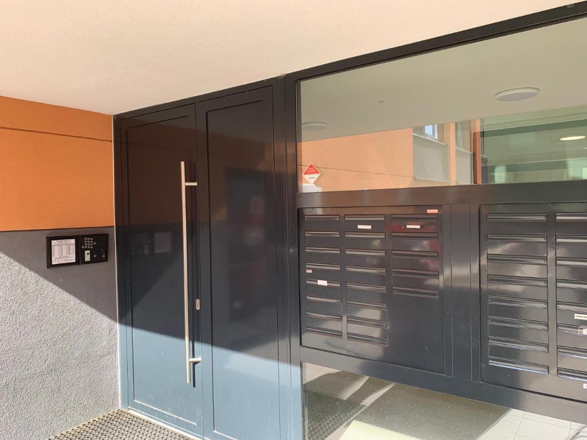 Air-Conditioned, 2 Room Apartment With Terrace Pressburg Exterior foto