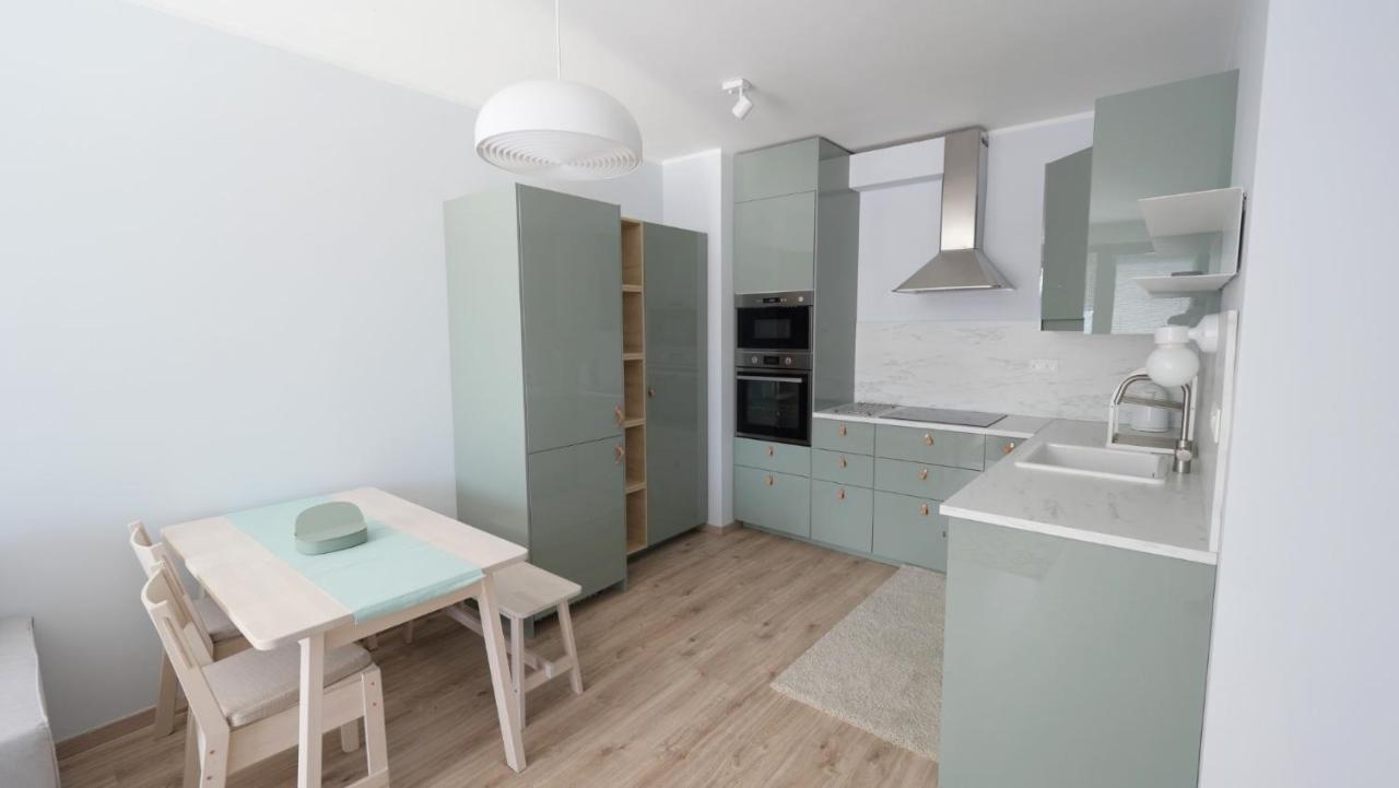 Air-Conditioned, 2 Room Apartment With Terrace Pressburg Exterior foto