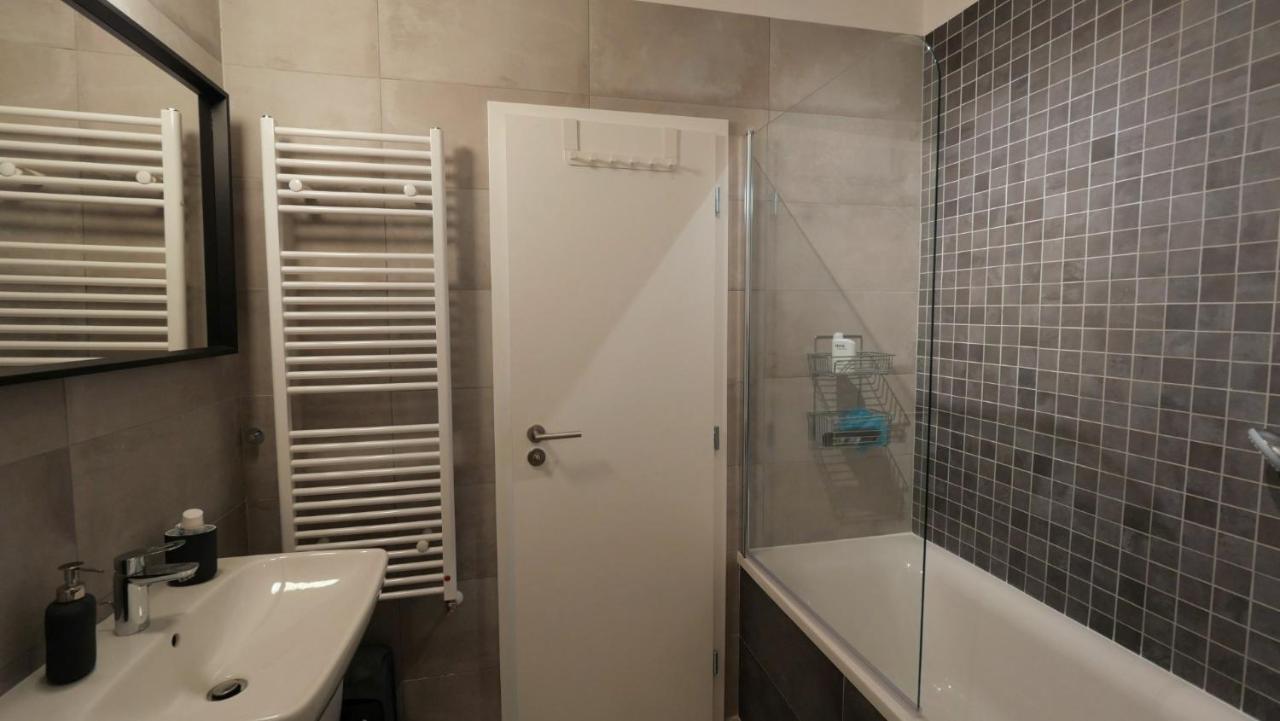 Air-Conditioned, 2 Room Apartment With Terrace Pressburg Exterior foto